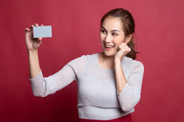 Glad ung asiatisk kvinna med ett tomt kort. — Stockfoto