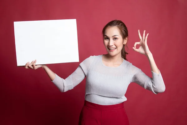 Jonge Aziatische vrouw show Ok met witte leeg bord. — Stockfoto