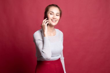 Cep telefonu ile konuşurken genç Asyalı kadın.