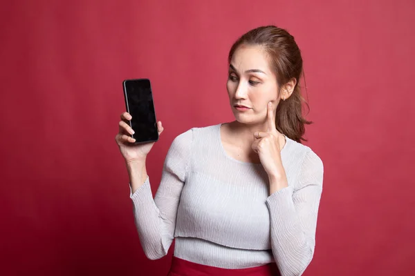 Ung asiatisk kvinna med mobiltelefon. — Stockfoto