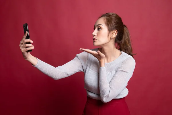 Ung asiatisk kvinna med mobiltelefon. — Stockfoto