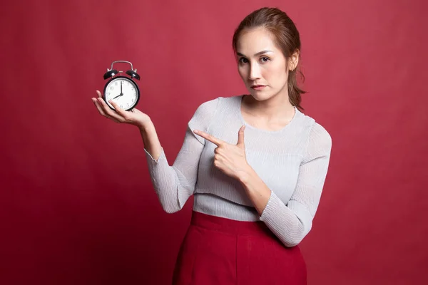 Сердиті молоді азіатські жінки точки з годинником. — стокове фото