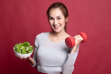 Dambıl ve salata ile sağlıklı Asyalı kadın.