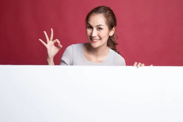 Jonge Aziatische vrouw show Ok met leeg teken. — Stockfoto