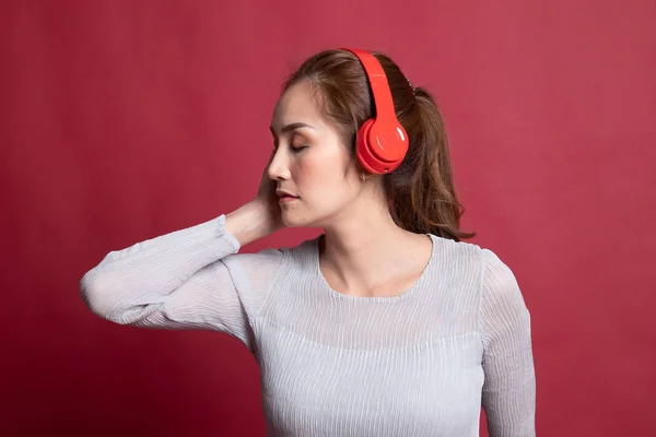 Mooi aziatisch meisje luisteren muziek met haar hoofdtelefoon. — Stockfoto