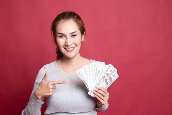 Asyalı genç bir kadının portresi para banknotlarını gösteriyor. — Stok fotoğraf