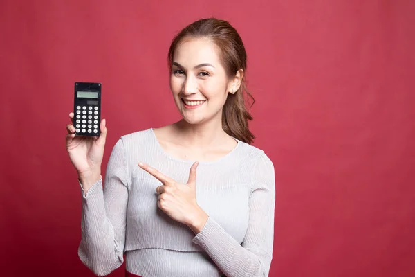 Aziatische vrouw punt naar de calculator. — Stockfoto