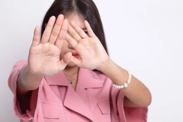 Jonge Aziatische vrouw haar aangezicht verbergen. — Stockfoto