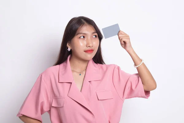 Joven mujer asiática pensar con una tarjeta en blanco . —  Fotos de Stock