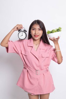 Saat ve salata ile genç Asyalı kadın.