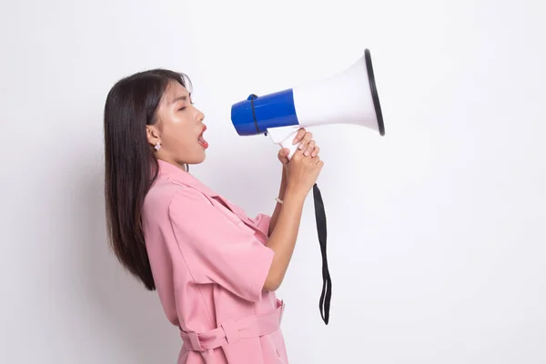 Mooie jonge Aziatische vrouw kondigen met megafoon. — Stockfoto