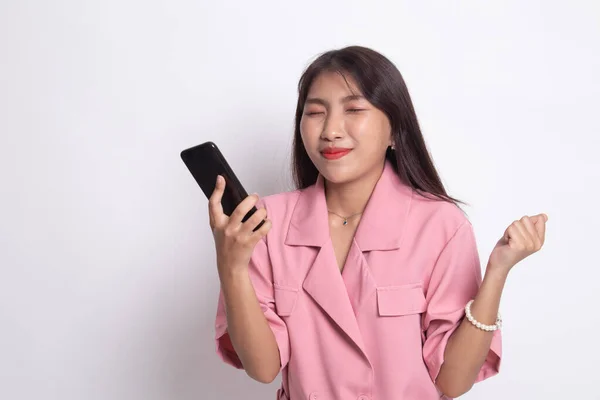 Feliz joven mujer asiática con teléfono móvil . —  Fotos de Stock
