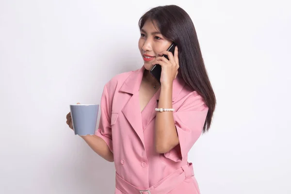 Mujer asiática joven con teléfono móvil y taza de café . —  Fotos de Stock