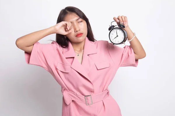 Sleepy joven asiática mujer con un reloj en la mañana . — Foto de Stock