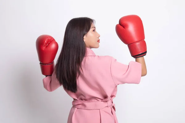 Mladá asijská žena s červeným Boxerské rukavice. — Stock fotografie