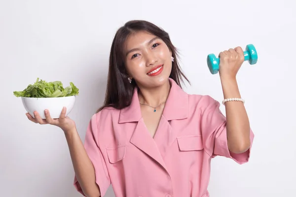 Mujer asiática sana con mancuernas y ensalada . — Foto de Stock