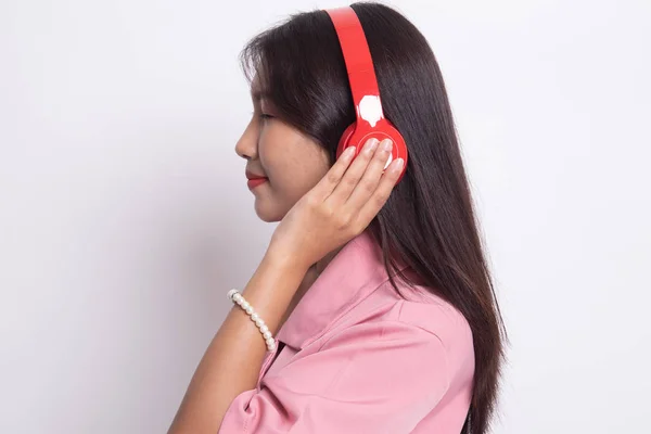 Bonita chica asiática escuchando música con sus auriculares . — Foto de Stock