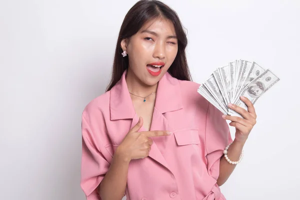 Портрет молодої азіатки, що показує купу грошових купюр — стокове фото
