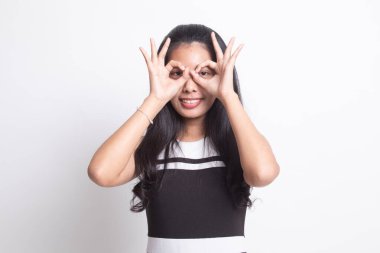 Asyalı kadın yapmak komik Çift Ok işareti olarak gözlük.