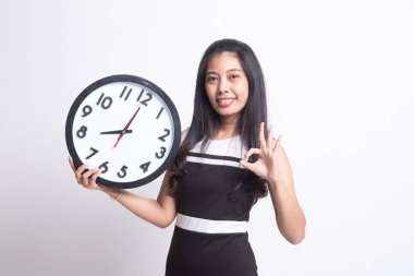 Genç Asyalı kadın ile bir saat Tamam göster.