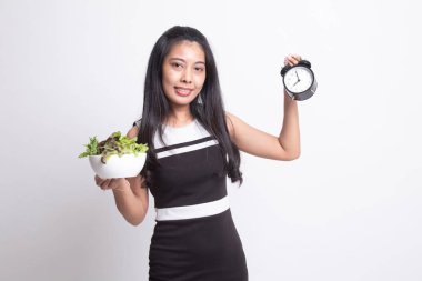 Saat ve salata ile genç Asyalı kadın.