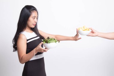 Genç Asyalı kadın ile salata patates cipsi için Hayır der.
