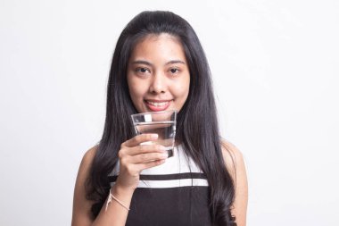 Genç Asyalı kadın ile içme suyu bir bardak.