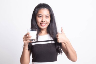 Bir bardak süt başparmak içmeyi sağlıklı Asyalı kadın.