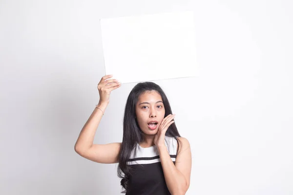 年轻的亚裔女子惊喜与白色空白标志. — 图库照片