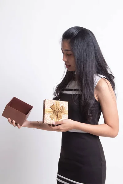 Νεαρά ασιατικές γυναίκα ανοίγει ένα κουτί δώρου. — Φωτογραφία Αρχείου