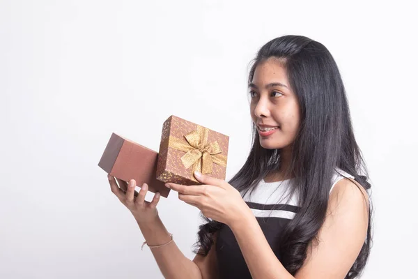 Joven mujer asiática abrir una caja de regalo . —  Fotos de Stock