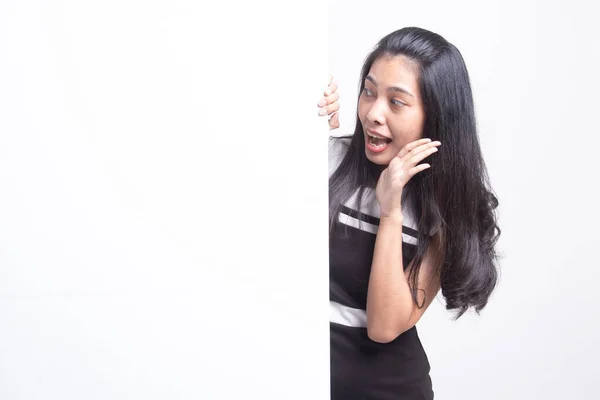 Jovem mulher asiática excitada com sinal em branco . — Fotografia de Stock