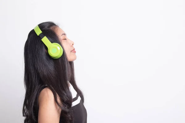 Bonita chica asiática escuchando música con sus auriculares . — Foto de Stock