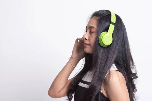 Bonita chica asiática escuchando música con sus auriculares . — Foto de Stock