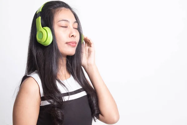 Pěkný asijské dívka poslech hudba s ji sluchátka. — Stock fotografie