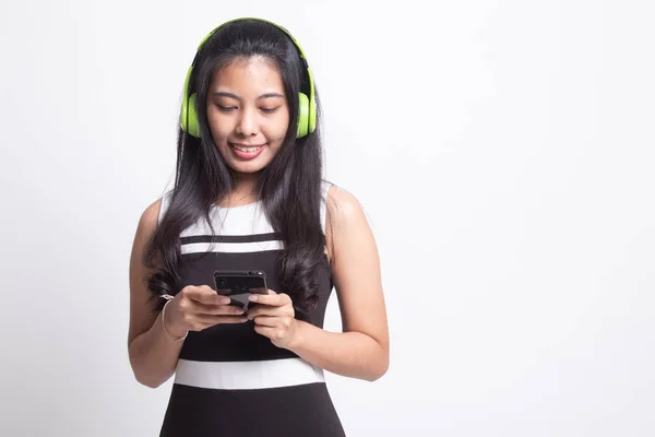 Ładna Azji dziewczyna słuchanie muzyka z jej słuchawki. — Zdjęcie stockowe