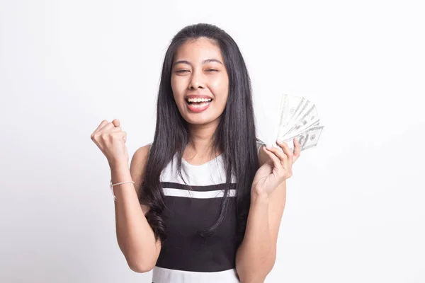 Retrato de jovem ásia mulher mostrando monte de dinheiro notas — Fotografia de Stock