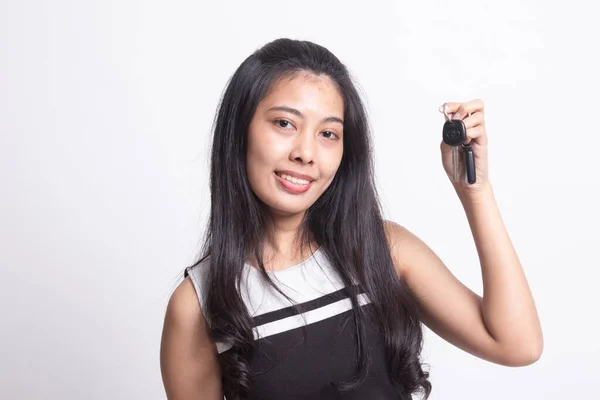 Cute asian girl showing home residence keys. — Stock Photo, Image