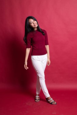 Güzel genç Asyalı kadının tam vücut.