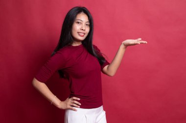 Genç Asyalı kadın eliyle mevcut.