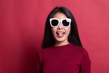 Güneş gözlüklü güzel bir Asyalı kızın portresi..