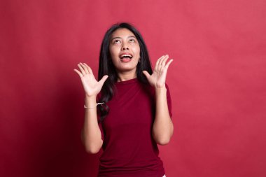 Heyecanlı genç Asyalı kadın aramak.