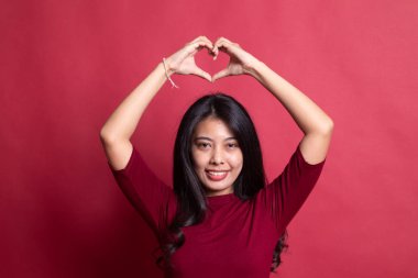 Genç Asyalı kadın kalp el işareti el hareketi.