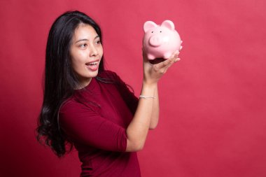 Bir domuz para banka ile genç Asyalı kadın.