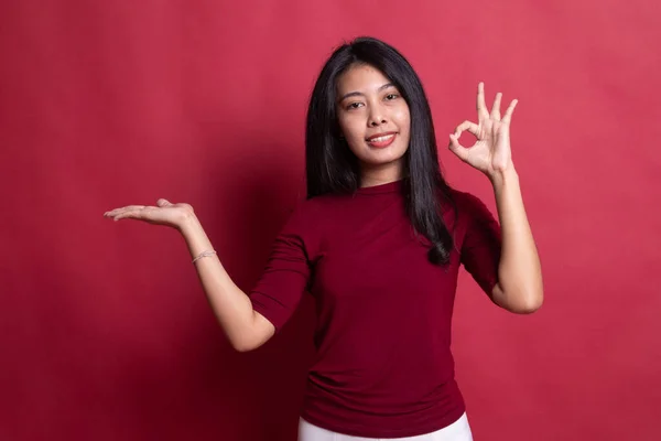 Belle jeune femme asiatique montrer la main de palme et signe OK . — Photo