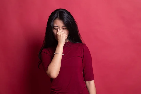 Ung asiatisk kvinna fick sjuka och huvudvärk. — Stockfoto