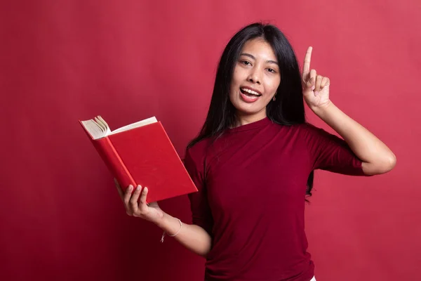 Junge asiatische Frau mit einem Buch haben eine Idee. — Stockfoto