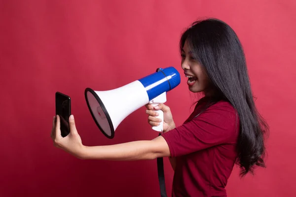Enojado joven mujer asiática gritar con megáfono al teléfono móvil . —  Fotos de Stock