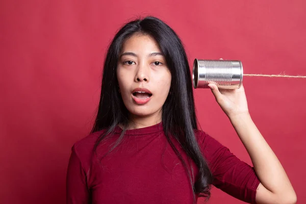 Překvapený mladé Asijské žena s tin can telefon. — Stock fotografie