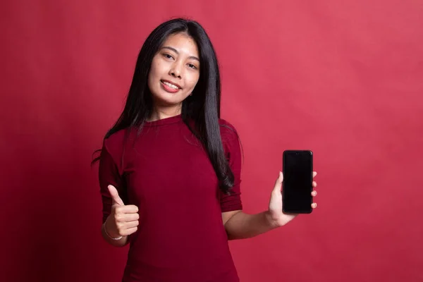 Ung asiatisk kvinna visar tummen upp med mobiltelefon. — Stockfoto